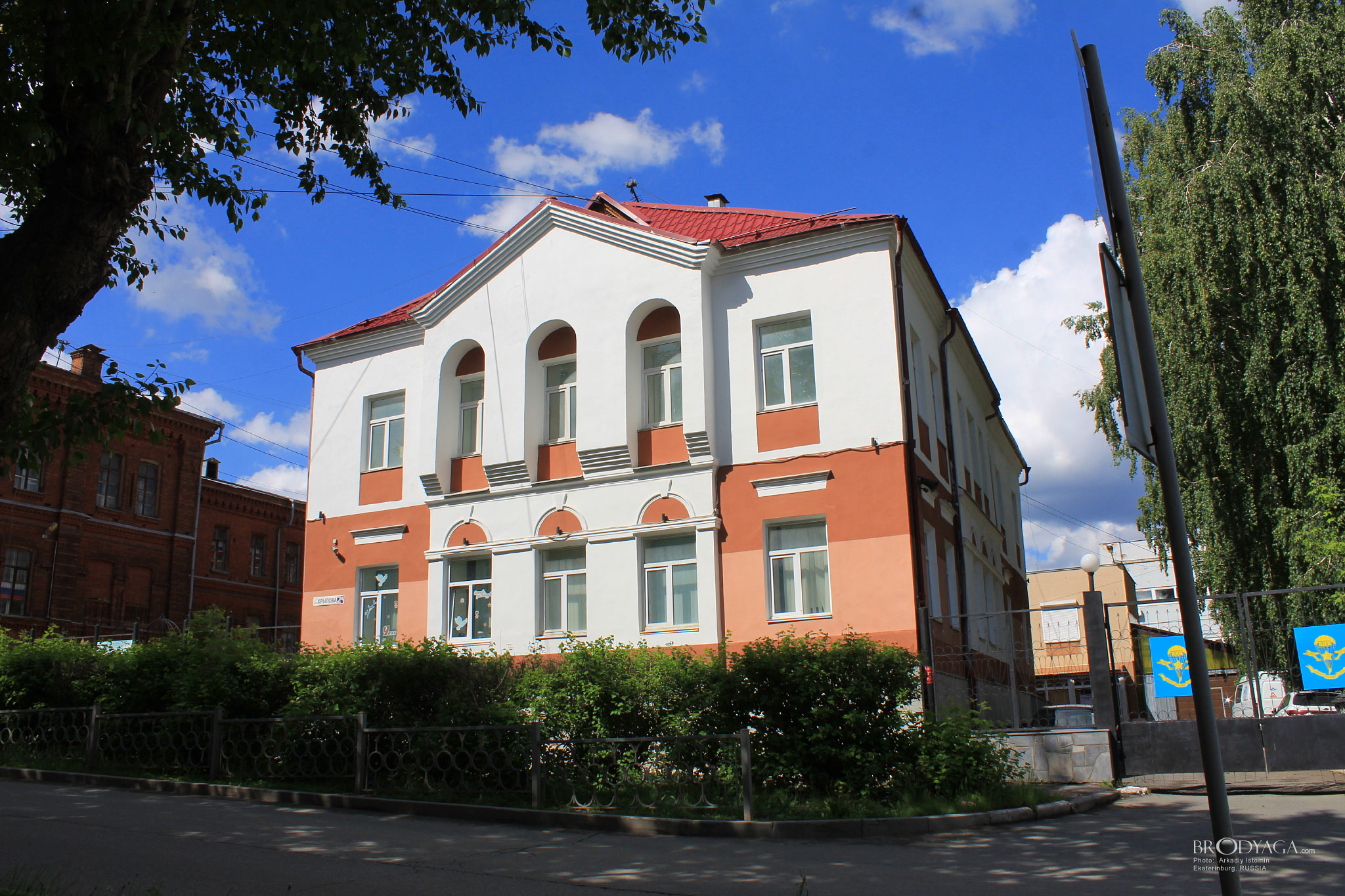 Крылова 2а, Флигель усадьбы С.Петрова - Музей Крылатой Гвардии